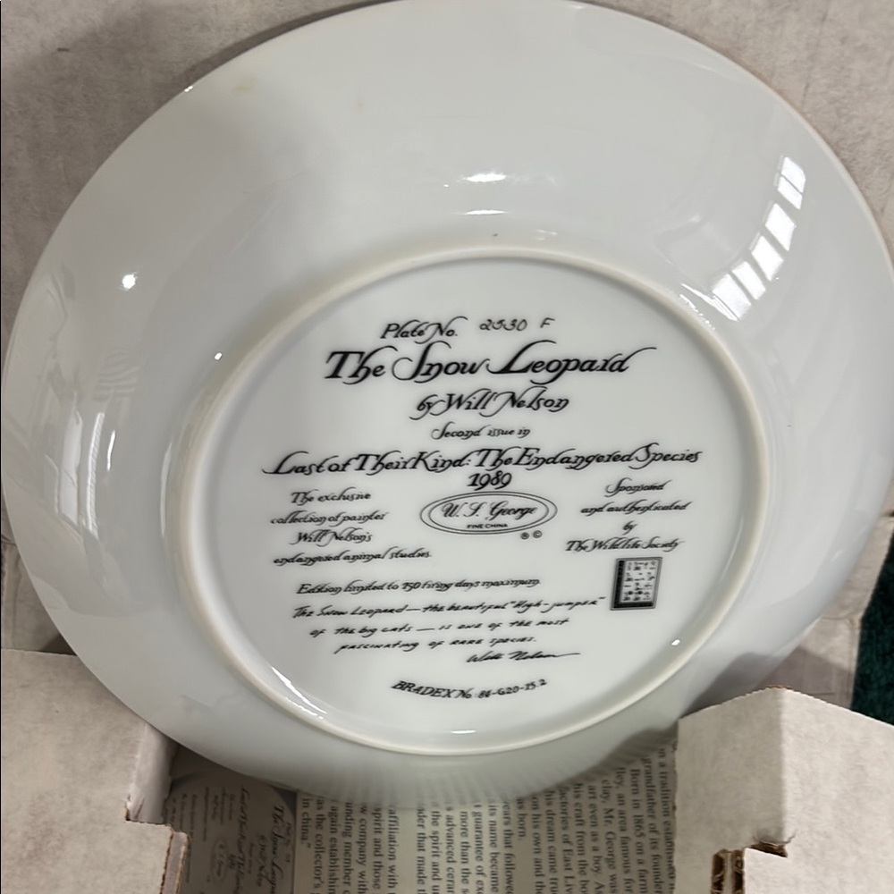 Snow Leopard Collector Plate - Picture 2 of 4
